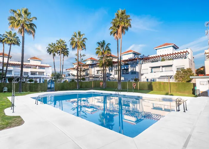 Family Fairways I Spacious 4-Bedroom Townhouse Near Beach & Golf, Estepona
