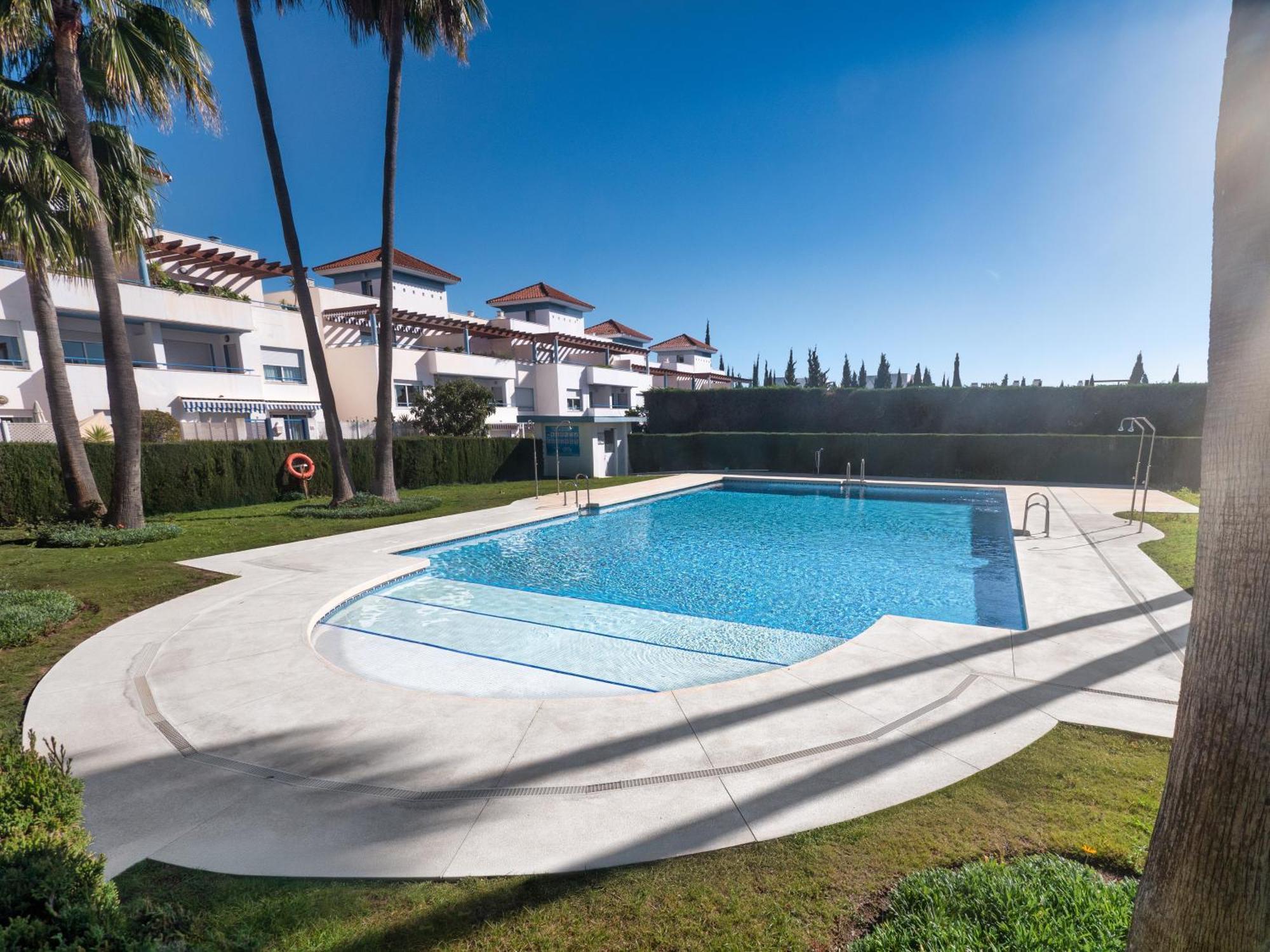 Family Fairways I Spacious 4-bedroom Townhouse Near & Golf, Holiday home Estepona